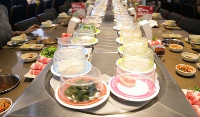 Kichi Kichi Lẩu Băng Chuyền nổi bật với thực đơn phong phú và cách phục vụ độc đáo