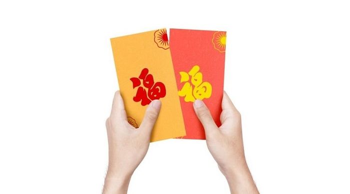 Theo truyền thống, bao lì xì chỉ nên sử dụng màu đỏ và vàng để mang lại may mắn trong năm mới.