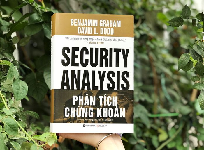 Cuốn sách Phân Tích Chứng Khoán - Security Analysis mang đến cho người đọc các phương pháp phân tích tài chính chuyên sâu, giúp hiểu rõ hơn về thị trường chứng khoán.