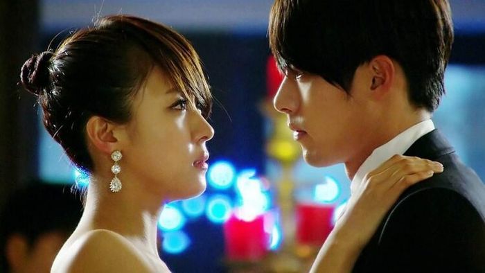 'Khu Vườn Bí Mật' mang đến một câu chuyện hoán đổi thân xác đầy kỳ thú giữa hai nhân vật chính, làm nên một bộ phim ngôn tình tổng tài vừa hài hước vừa lãng mạn.