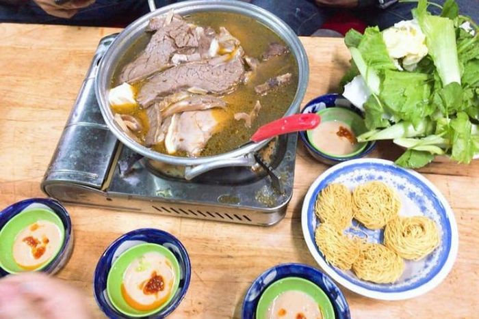 Lẩu bò Ba Toa Quán Gỗ