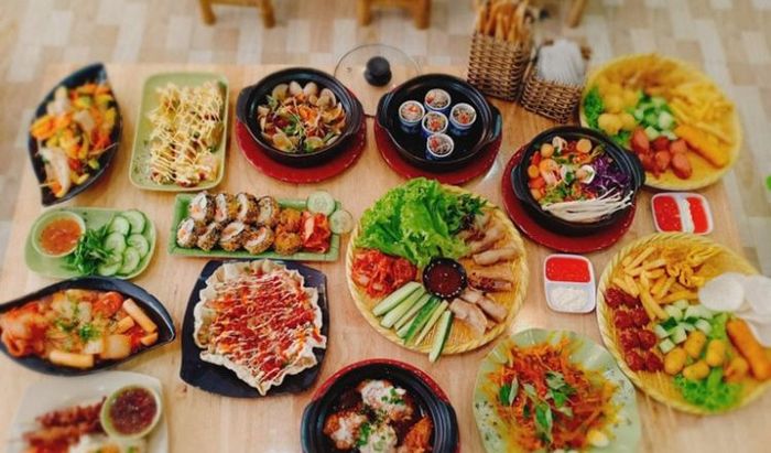 Nhà Chung - một điểm đến ẩm thực nổi tiếng tại Đà Lạt với thế giới ăn vặt đa dạng.