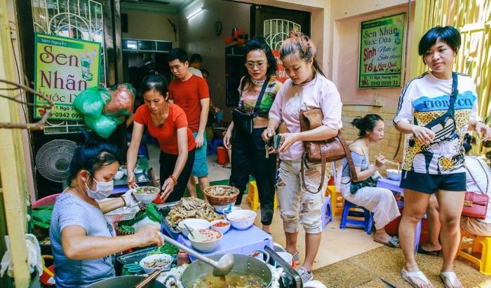 Bún Ngan Nhàn là một trong những quán ăn ngon nổi tiếng lâu đời tại Hà Nội