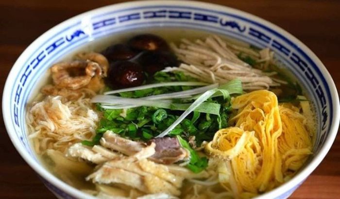Bún Thang Bà Đức - Địa điểm bún thang ngon và giá rẻ tại Cầu Gỗ, Hà Nội