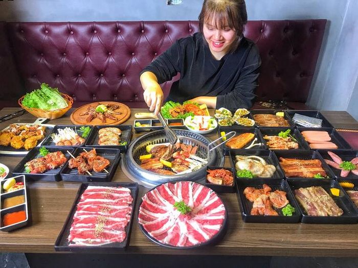 Deli 4B là địa chỉ nổi bật với buffet nướng Hà Nội giá cực kỳ hợp lý.