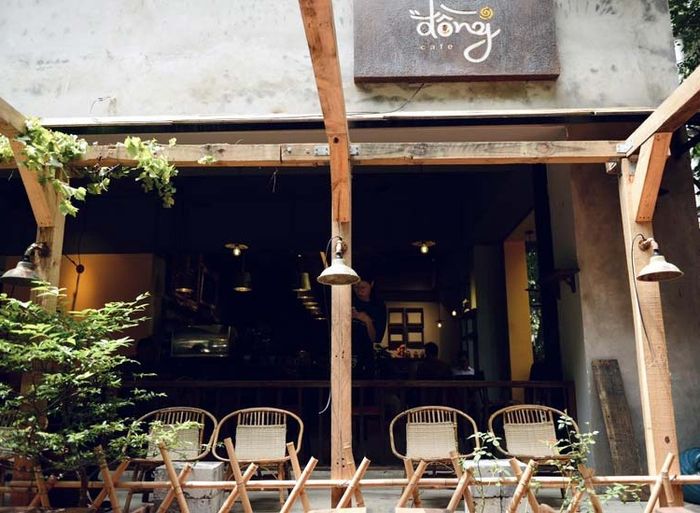 Quán cà phê Đồng Cafe tại Bàu Cát mang đến một không gian thư giãn đầy quyến rũ, kết hợp với không khí retro đầy cuốn hút.
