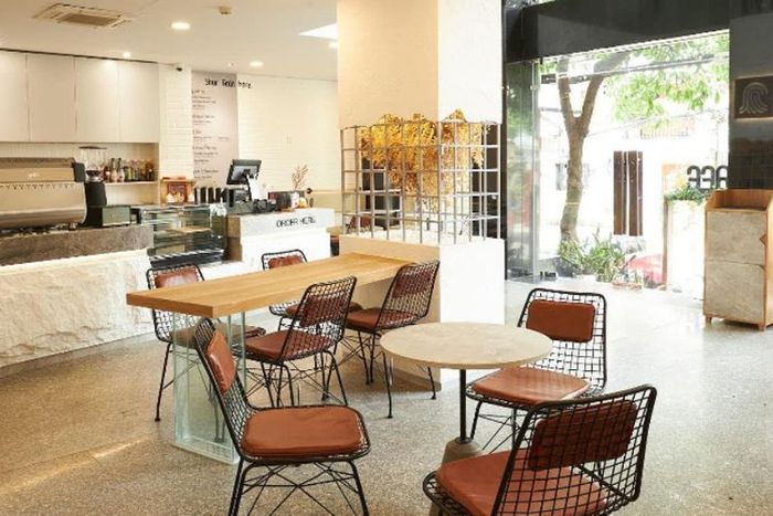 Chạm Cafe là một không gian cà phê ấm cúng và tinh tế, quen thuộc với giới trẻ tại Tân Bình.