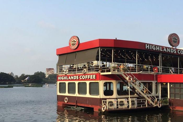Trải nghiệm du thuyền Highlands Coffee tại Hồ Tây, Hà Nội