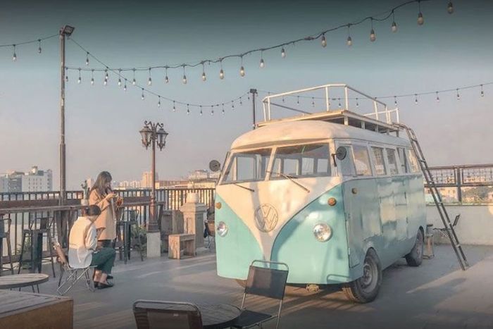 xe-ca-phe-dang-yeu-tu-sam-rooftop-cafe