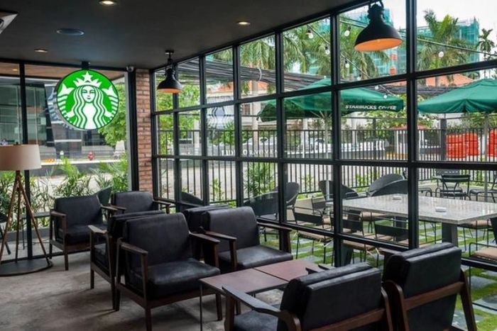 Không gian nội thất của Starbucks được thiết kế tinh tế và gọn gàng