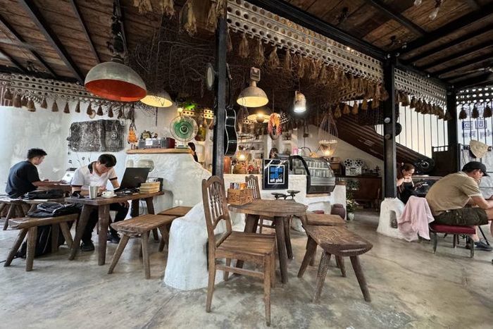 Quán Tôn Cũ Cà Phê mang vẻ đẹp xưa cũ, mộc mạc và bình dị