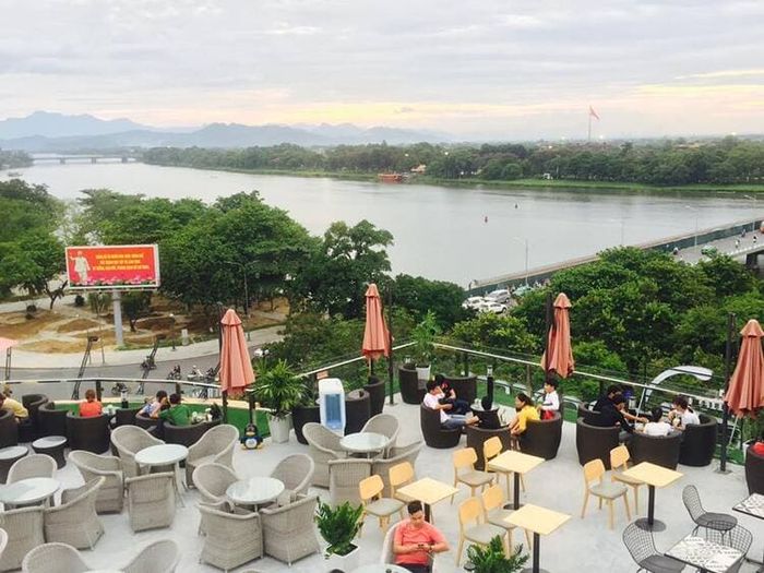 The Time Coffee Huế luôn là cái tên nổi bật trong danh sách các quán cafe có view đẹp