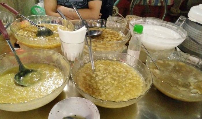 Quán chè nổi tiếng tại Hà Nội không thể bỏ qua - Chè Cô Huê Chợ Thành Công - địa chỉ chè ngon giá rẻ