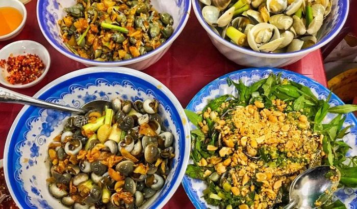 Quán ốc nhỏ nằm khiêm tốn ở góc cuối đường Xóm Chiếu, Quận 4 được người dân gọi thân thương là Ốc Tô.