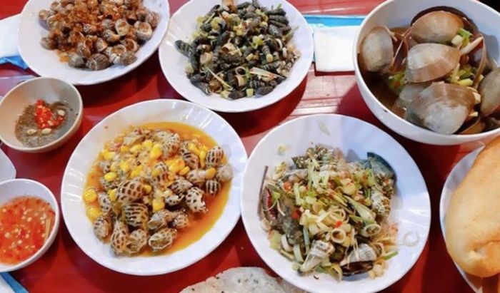 Quán Khói - Ốc Thuyền là sự lựa chọn rất đáng thử khi bạn muốn thưởng thức những món ăn đa dạng và ngon miệng.