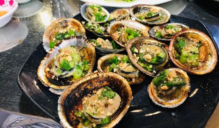 Quán Ốc Vũ tọa lạc trên con đường Vĩnh Khánh tấp nập ở quận 4.