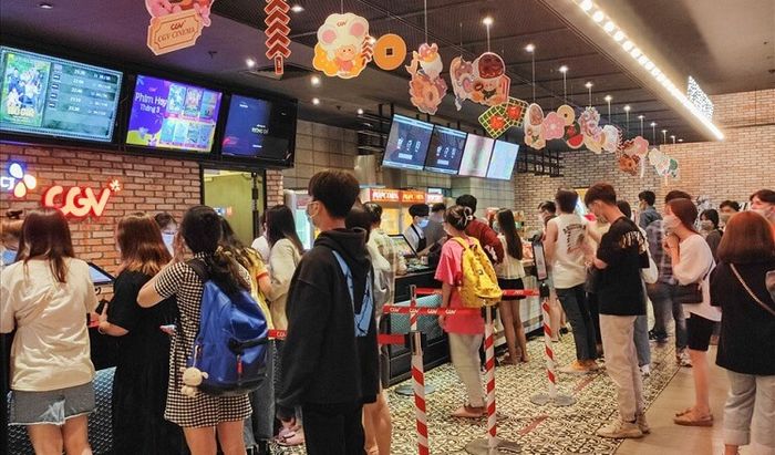 Đặt vé xem phim trực tuyến giúp bạn tránh được việc phải xếp hàng dài tại rạp