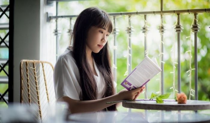 Việc đọc sách giúp nâng cao khả năng giao tiếp và ứng xử của chúng ta, mang đến sự tự tin và khéo léo trong cách diễn đạt, từ ngữ, cũng như biểu cảm trong từng tình huống giao tiếp.