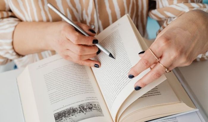 Việc đọc sách có vai trò vô cùng quan trọng trong việc mở rộng và củng cố kiến thức cá nhân.