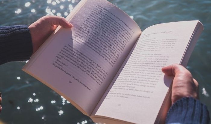 Đọc sách có thể giúp bạn giải tỏa căng thẳng, đem lại cảm giác thư giãn và làm dịu đi những áp lực trong cuộc sống.