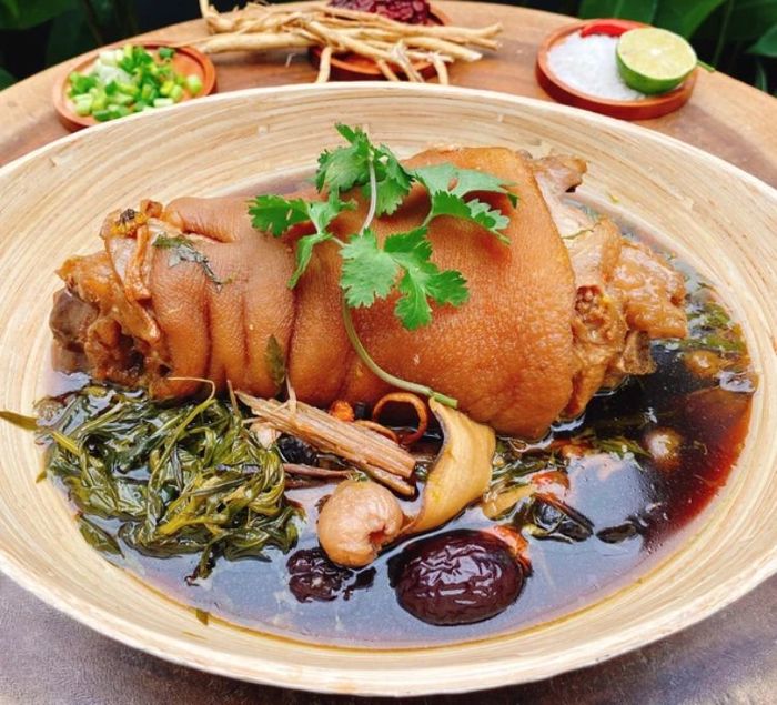 Giò heo hầm thuốc bắc