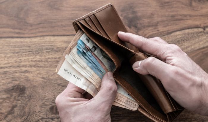 Cách hiệu quả để thu hút tài lộc vào ví là luôn đảm bảo không để ngăn ví trống