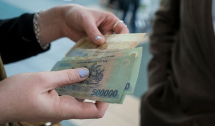 Phương thức thanh toán khoản vay tiêu dùng Shinhan bằng tiền mặt có thể thực hiện tại các quầy giao dịch của ngân hàng đối tác như ACB, Agribank, Sacombank, Techcombank, Vietcombank và VietinBank. Khách hàng cũng có thể nộp tiền tại các điểm thu hộ như bưu điện, Circle K, v.v. Lưu ý rằng sẽ có một khoản phí thu hộ tùy theo chính sách của từng đơn vị.