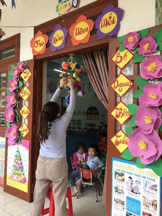 Mẫu trang trí Tết tại trường mầm non khiến các bé rất thích thú