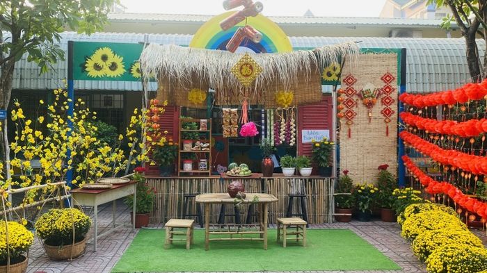 Mẫu trang trí Tết tại trường mầm non khiến các bé cảm thấy phấn khích