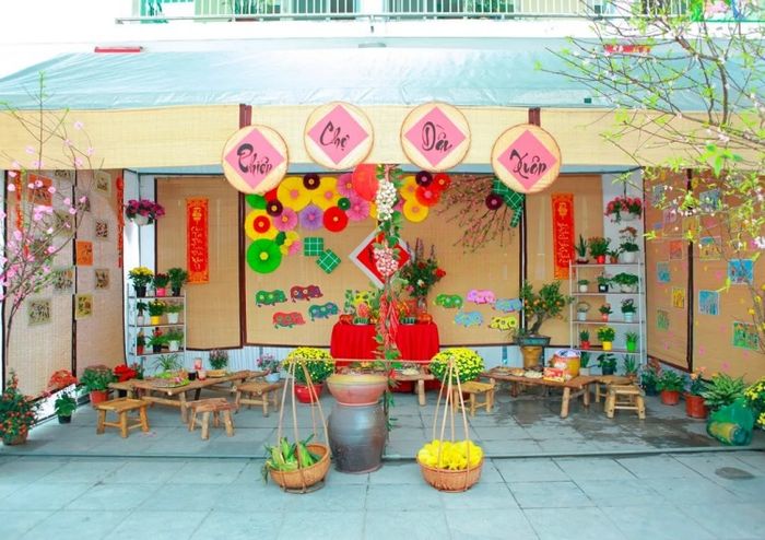 Mẫu trang trí Tết tại trường mầm non khiến các bé vui mừng và háo hức