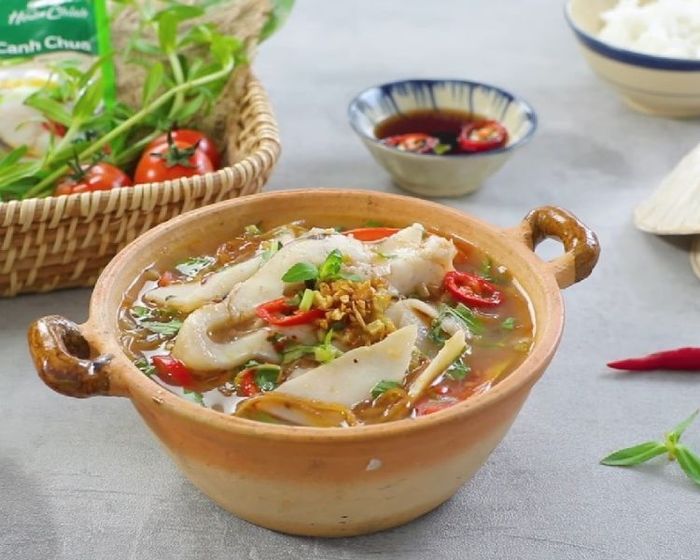 Mâm 8 với canh cá diêu hồng chấm mắm ớt cay, một món ăn hấp dẫn cho bữa cơm trưa nhanh chóng.