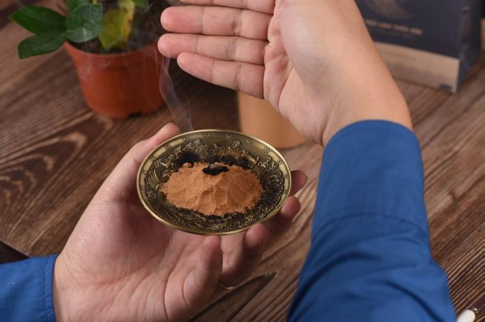 Sử dụng bột tẩy uế để xông nhà