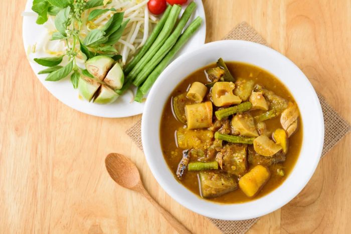 แกงไตปลามีรสชาติร้อนแรงและมีปริมาณโซเดียมสูง จึงควรกินคู่กับผักสดเพื่อลดโซเดียมในร่างกาย และหลีกเลี่ยงการดื่มน้ำแกงมากเกินไป (ภาพจาก iStock)