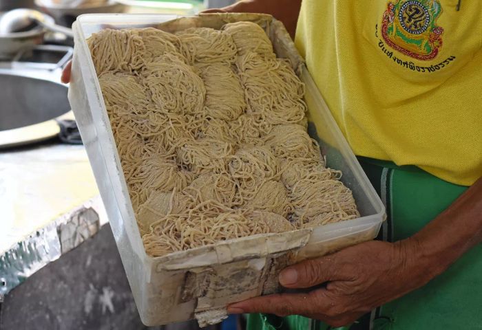 ร้านบะหมี่ไข่ชื่อดัง “บะหมี่เกี๊ยวจักรพรรดิ์” ที่ทุกคนต้องลอง