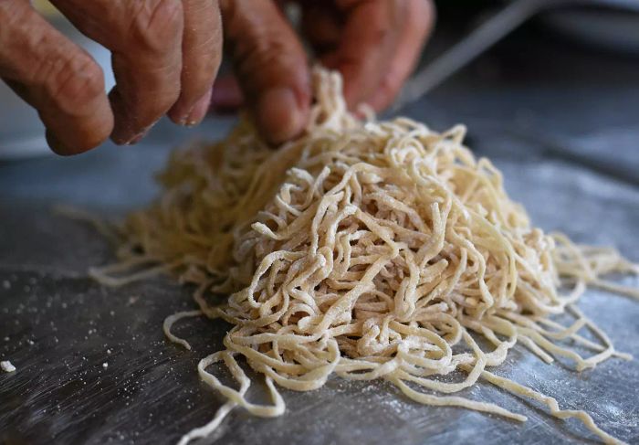 ร้านบะหมี่ไข่ชื่อดัง “บะหมี่เกี๊ยวจักรพรรดิ์” ที่ทุกคนต้องลอง