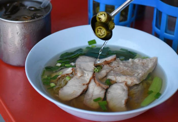 ร้านบะหมี่ไข่ชื่อดัง “บะหมี่เกี๊ยวจักรพรรดิ์” ที่ทุกคนต้องลอง