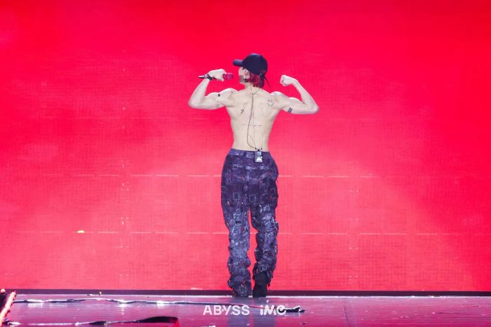 แบมแบมประสบความสำเร็จอย่างยิ่งใหญ่ในวงการ K-POP โดยเป็นศิลปินชายเดี่ยวคนแรกที่สามารถจัดคอนเสิร์ตฟูลสเกลที่ราชมังคลากีฬาสถานได้