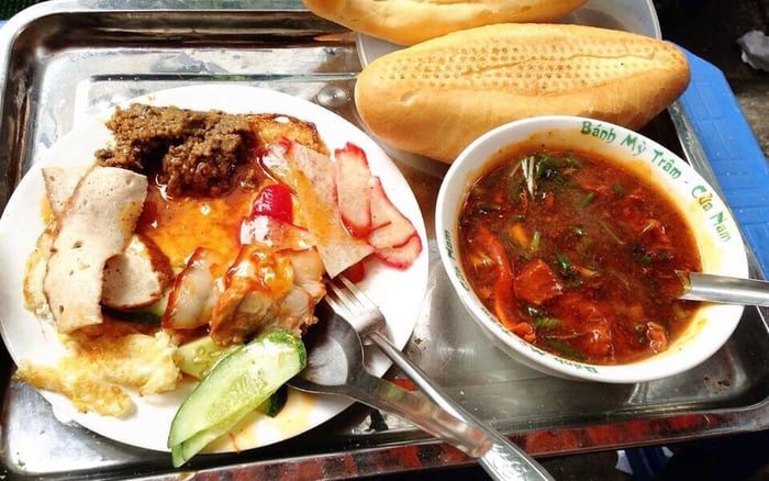 Bánh mì sốt vang - đặc sản Hà Nội