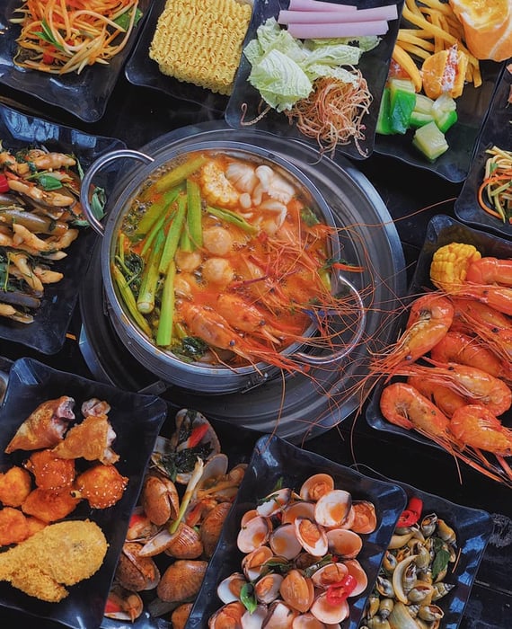 Nếu bạn đang tìm kiếm một quán nhậu nổi tiếng ở Cần Thơ, thì quán Cô Ba Còi Buffet là sự lựa chọn hàng đầu. Mỗi món ăn tại quán đều được chế biến tươi ngon, nêm nếm vừa miệng và hấp dẫn. Địa chỉ tại 44 - 46 Nguyễn Văn Cừ, Cái Khế, Ninh Kiều, Cần Thơ.