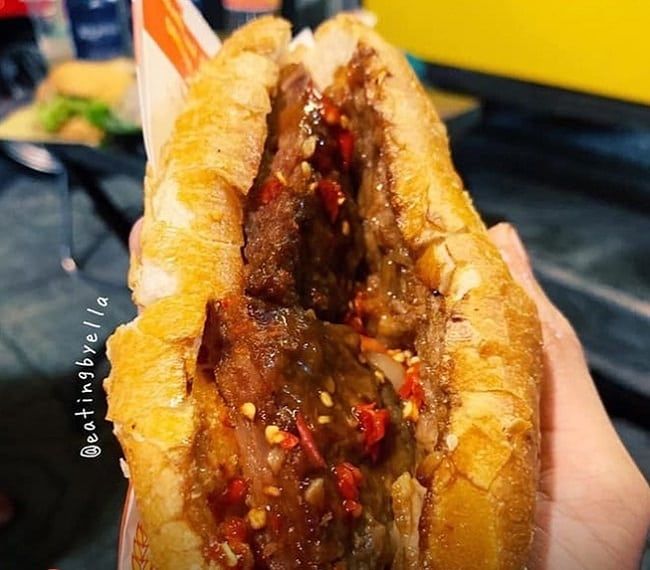 Bánh mì bò nướng Mika - Biến tấu độc đáo từ thịt bằm