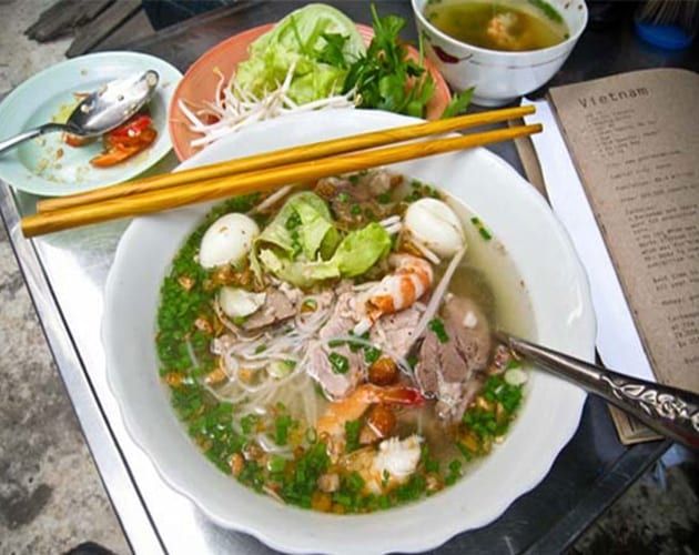 Hủ tiếu gõ - tinh hoa ẩm thực đường phố Sài Gòn, một món ăn đã vượt qua thử thách thời gian để trở thành biểu tượng văn hóa ẩm thực đặc trưng của thành phố này.