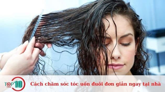 Chải tóc uốn đuôi một cách chính xác