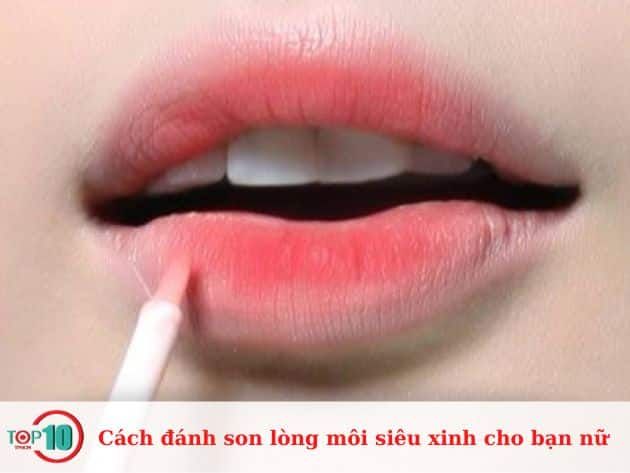 Cách tô son lòng môi cực xinh cho các bạn nữ