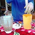 Để làm sương sâm, nghiền 100 gram lá sâm với 0,5 lít nước, sau đó lọc và đổ vào ly.