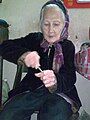 Một bà cụ người Việt đang giã trầu ăn. Ảnh được chụp khi bà đã 90 tuổi, 5 tháng và 27 ngày
