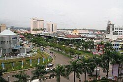Thành phố Batam, từ trái qua phải: Mặt trước của Nhà thờ Hồi giáo Lớn Batam, Tòa thị chính, đường chân trời trung tâm thành phố Batam, khu vực Nagoya, và một con phố nhộn nhịp trong trung tâm thành phố.