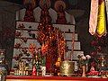 Một bàn thờ trong chính điện (hình 2).