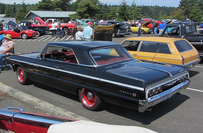 https://upload.wikimedia.org/wikipedia/commons/thumb/2/2c/1964_Impala_%289496203665%29.jpg/1024px-1964_Impala_%289496203665%29.jpg