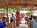 Du khách vừa thưởng thức trái cây tươi vừa lắng nghe những bài ca cổ