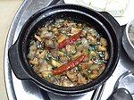 Nồi kho quẹt với ba chỉ, tôm khô, tóp mỡ, hành khô, tỏi khô, hạt tiêu, ớt, nước mắm, đường và hành hoa